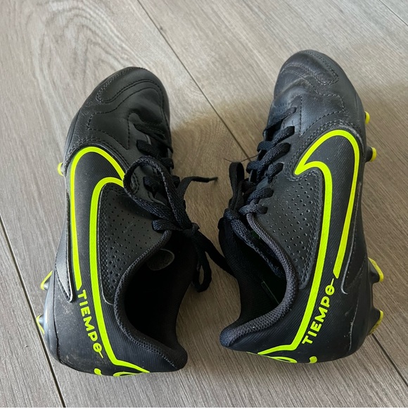 Nike Tiempo Kids Cleats Soccer Sz 1Y Black/Neon - Picture 8 of 9